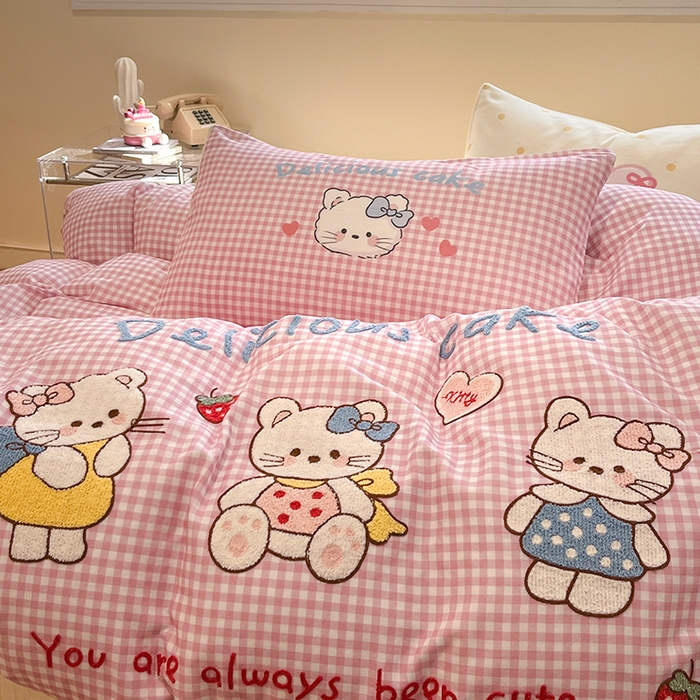 91家纺网 家纺一手货源 找家纺 蓝邻家纺 2025年新款全棉双层纱毛巾绣四件套系列 三喵织梦--粉格