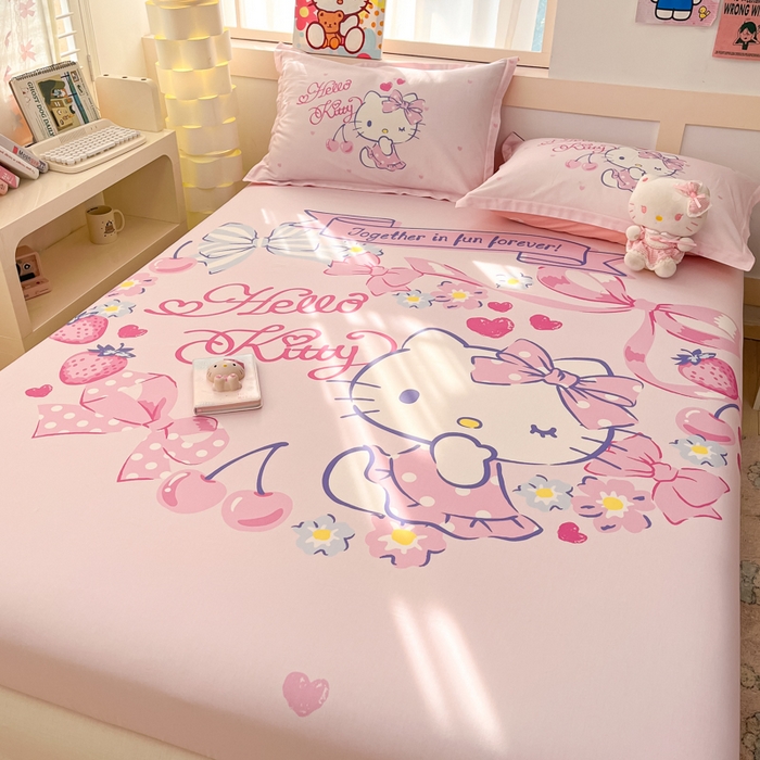 91家纺网 家纺一手货源 找家纺 博雅 2025新款三丽鸥全棉大版床笠-第二批 草莓KT猫