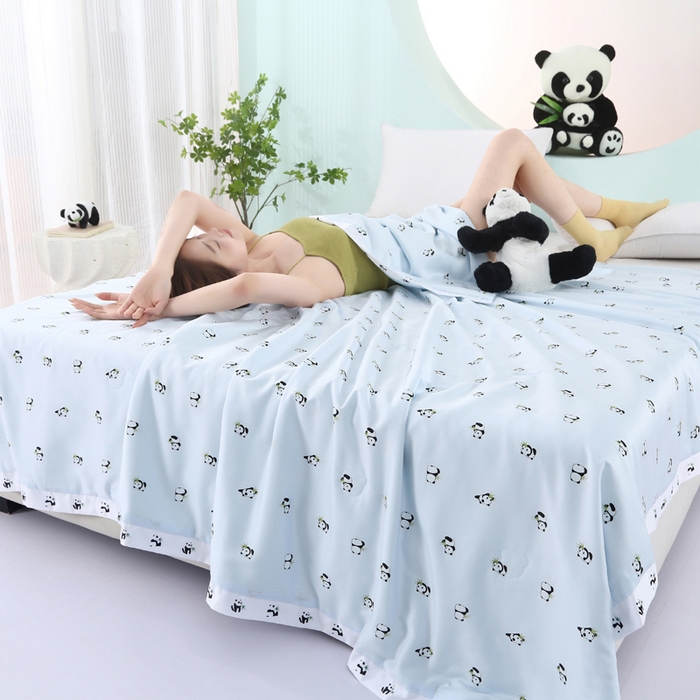 91家纺网 家纺一手货源 找家纺 薇玛仕 2025小熊猫系列-60支精梳长绒棉双拼角宽边双A类母婴级儿童蚕丝夏凉被空调被 小熊猫-兰