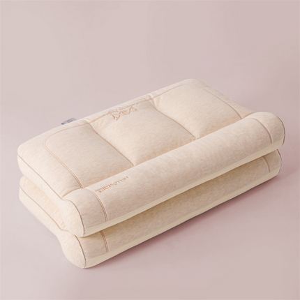 91家纺网 家纺一手货源 找家纺 麦肯锡  2025新款羊绒蚕丝大豆牵引分区枕 羊绒蚕丝大豆牵引分区枕-米黄（48*74）