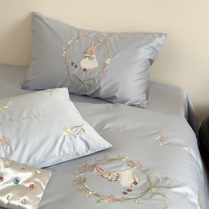 91家纺网 家纺一手货源 找家纺 鹿班家居 2025春夏款100S长绒棉刺绣四件套-萌兔花园场景一【标准会员-20】 萌兔花园-蓝色