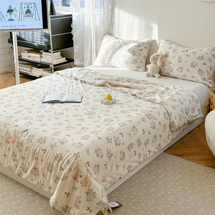 91家纺网 家纺一手货源 找家纺 暖生活2025新款牛奶针织小清新卡通大豆夏被 被子被芯 树莓兔