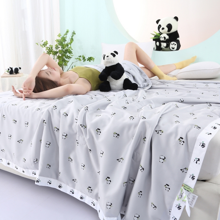 91家纺网 家纺一手货源 找家纺 薇玛仕 2025小熊猫系列-60支精梳长绒棉双拼角宽边双A类母婴级儿童蚕丝夏凉被空调被 小熊猫-灰