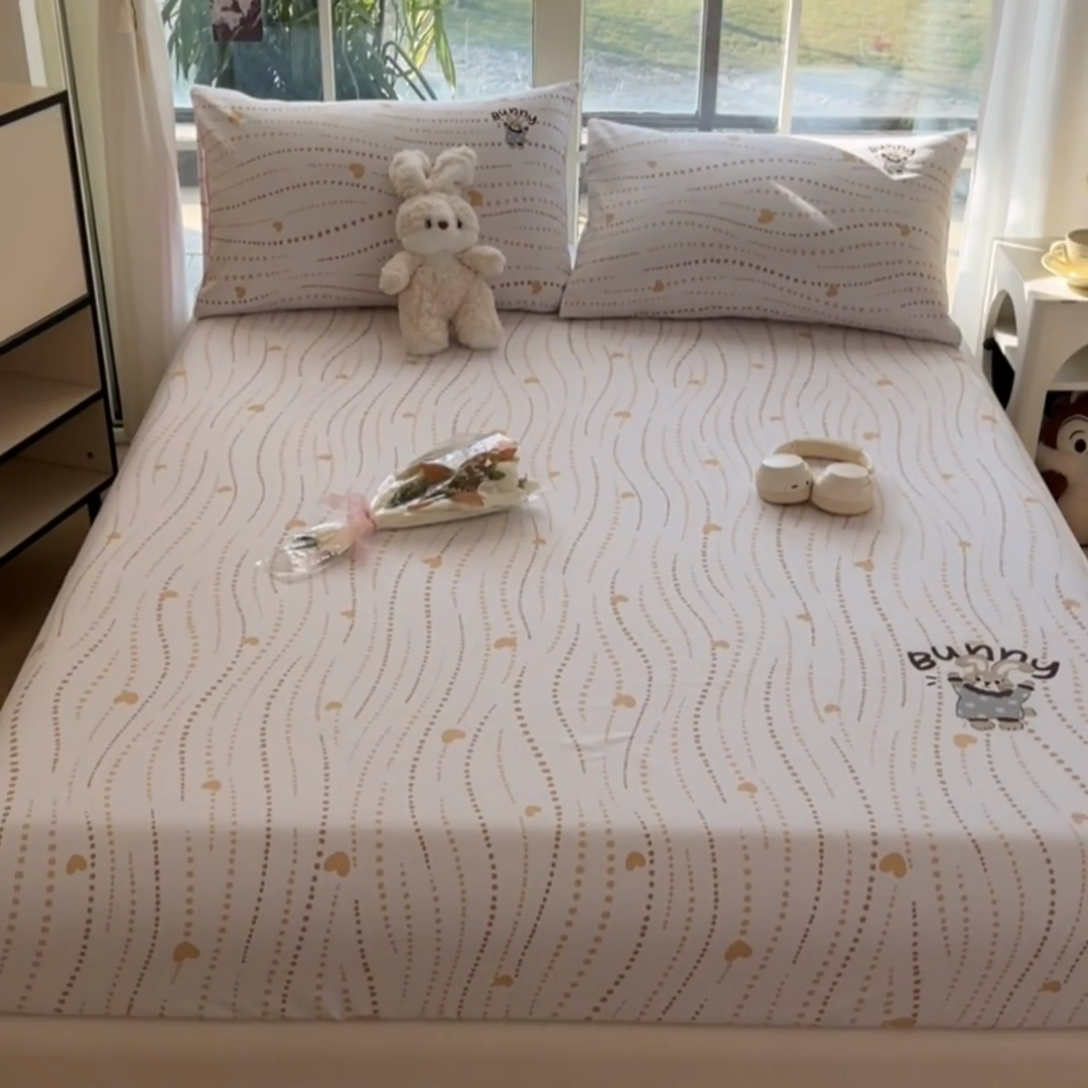 91家纺网 家纺一手货源 找家纺 博雅 2025新款全棉老粗布烫画床笠系列 心动-Bunny兔