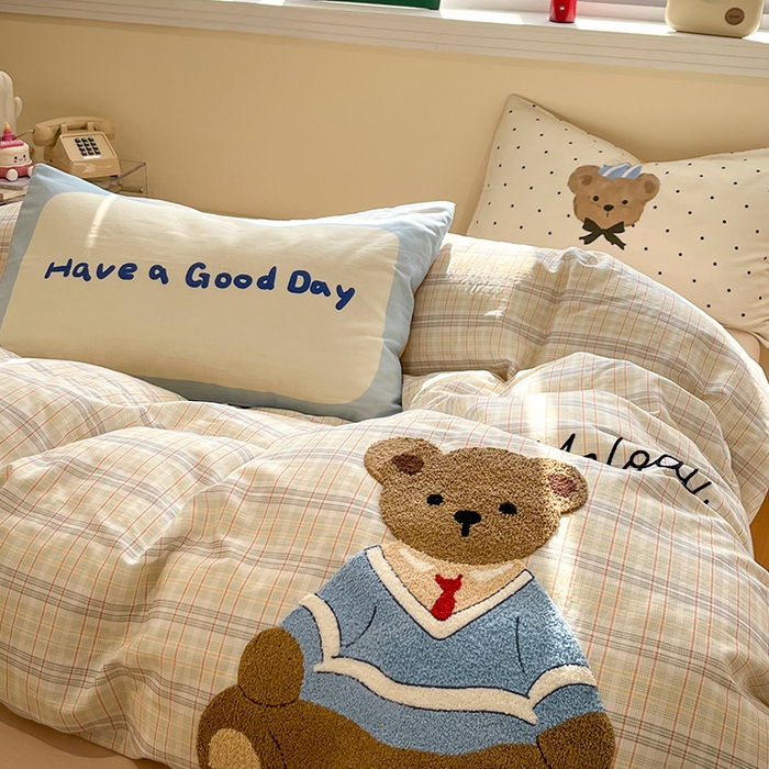 91家纺网 家纺一手货源 找家纺 蓝邻家纺 2025年新款全棉双层纱毛巾绣四件套系列 暖格熊居