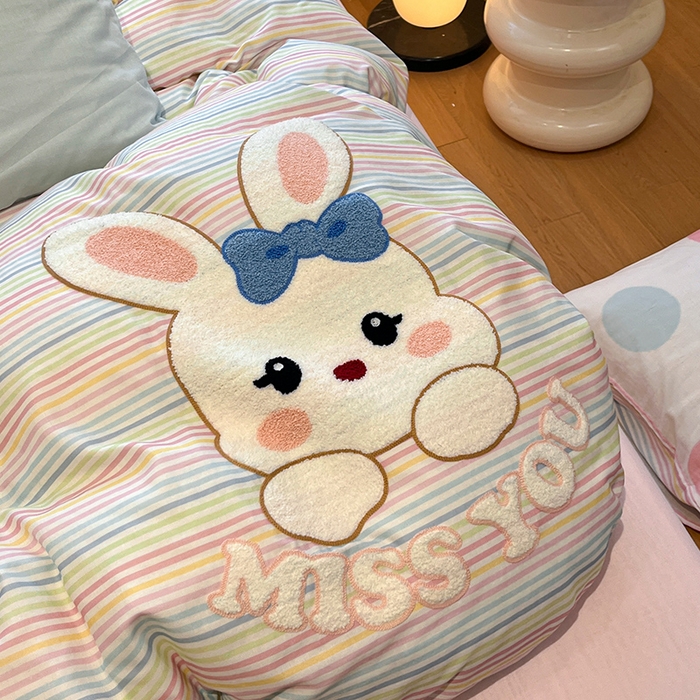 91家纺网 家纺一手货源 找家纺 蓝邻家纺 2025年新款全棉双层纱毛巾绣四件套系列 彩虹兔趣