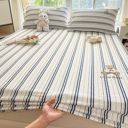 91家纺网 家纺一手货源 找家纺 博雅 2025新款全棉老粗布烫画床笠系列 条纹-学院熊-蓝