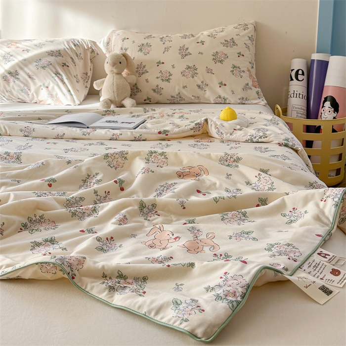 91家纺网 家纺一手货源 找家纺 暖生活2025新款牛奶针织小清新卡通大豆夏被 被子被芯 树莓兔