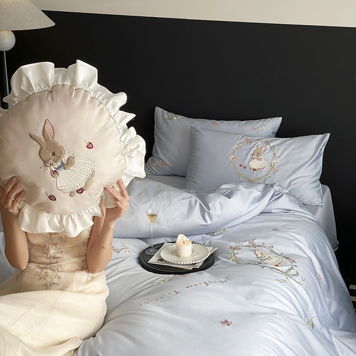 91家纺网 家纺一手货源 找家纺 鹿班家居 2025春夏款100S长绒棉刺绣四件套-萌兔花园场景二【标准会员-20】 萌兔花园-蓝色