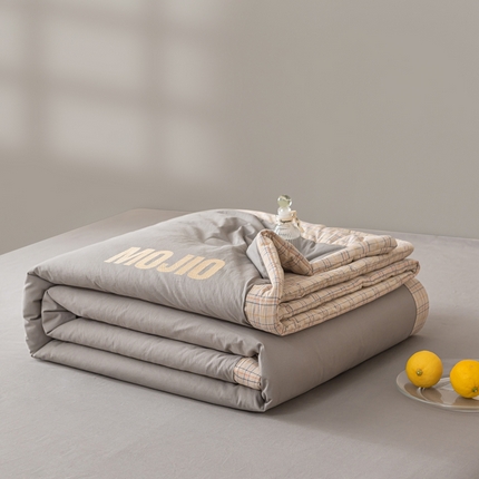 91家纺网 家纺一手货源 找家纺 （总）水云缦2025新款字母烫画无印风50%棉花被（填充100克每平方）	