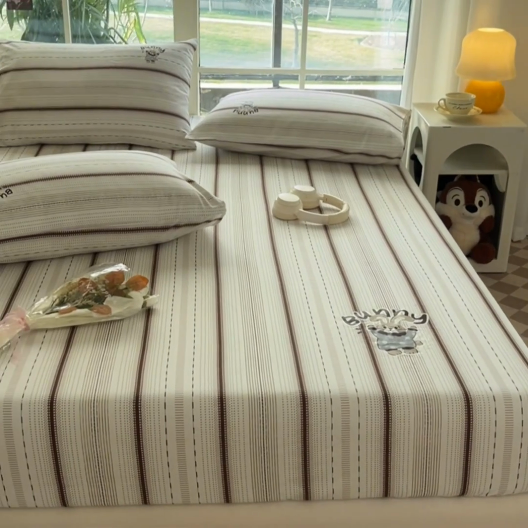 91家纺网 家纺一手货源 找家纺 博雅 2025新款全棉老粗布烫画床笠系列 条纹-Bunny兔