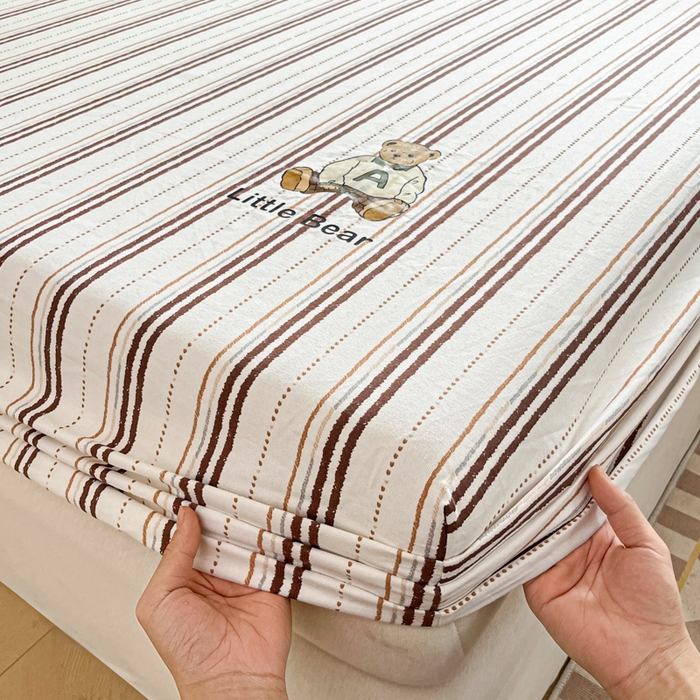 91家纺网 家纺一手货源 找家纺 博雅 2025新款全棉老粗布烫画床笠系列 条纹-学院熊-咖