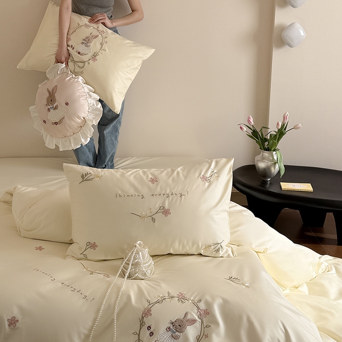 91家纺网 家纺一手货源 找家纺 鹿班家居 2025春夏款100S长绒棉刺绣四件套-萌兔花园场景一【标准会员-20】 萌兔花园-奶油色