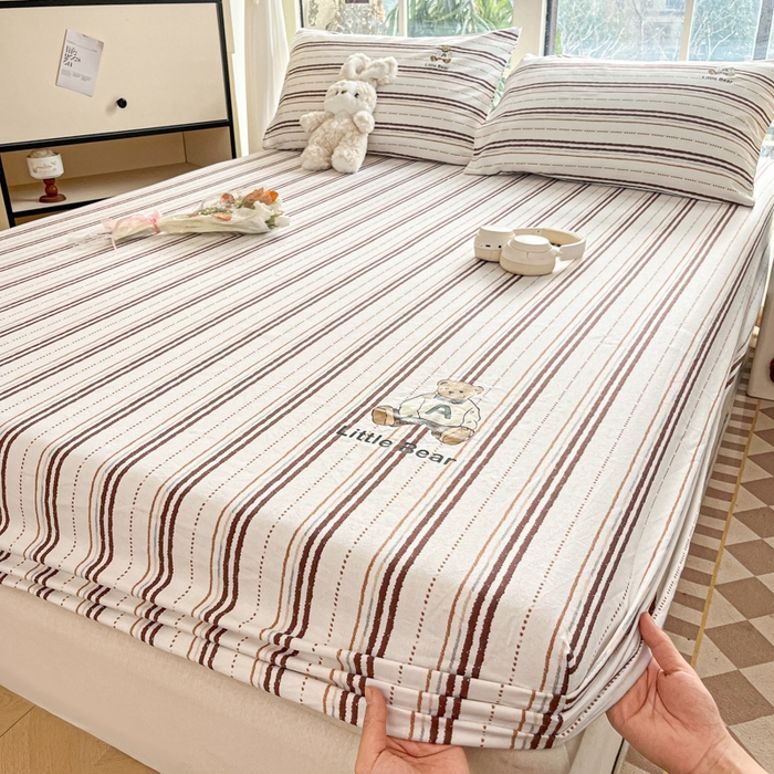 91家纺网 家纺一手货源 找家纺 博雅 2025新款全棉老粗布烫画床笠系列 条纹-学院熊-咖