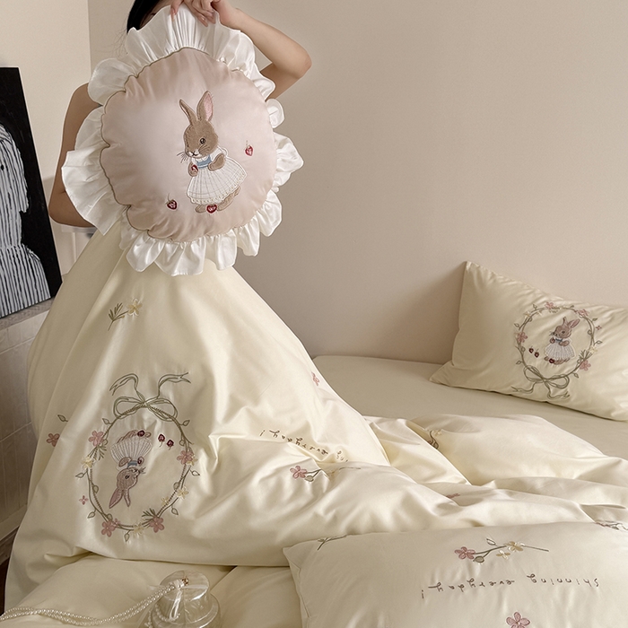 91家纺网 家纺一手货源 找家纺 鹿班家居 2025春夏款100S长绒棉刺绣四件套-萌兔花园场景一【标准会员-20】 萌兔花园-奶油色