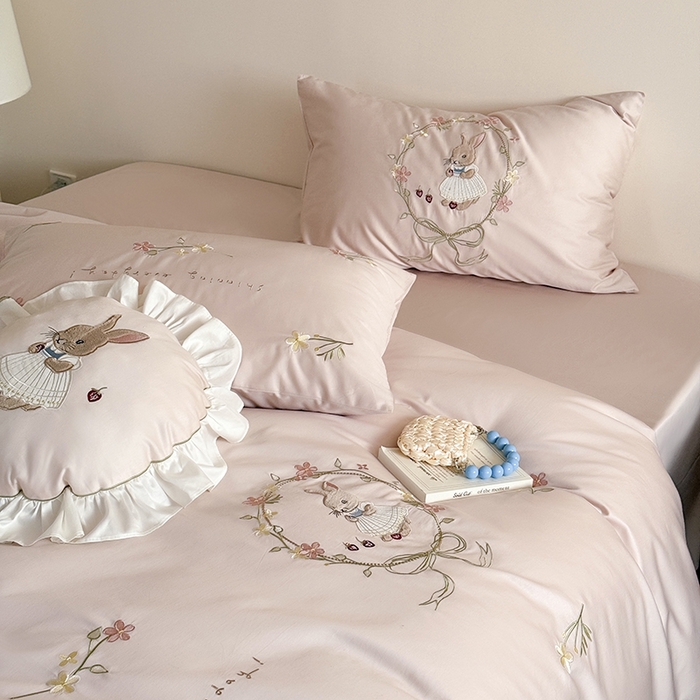91家纺网 家纺一手货源 找家纺 （总）鹿班家居 2025春夏款100S长绒棉刺绣四件套-萌兔花园场景一【标准会员-20】