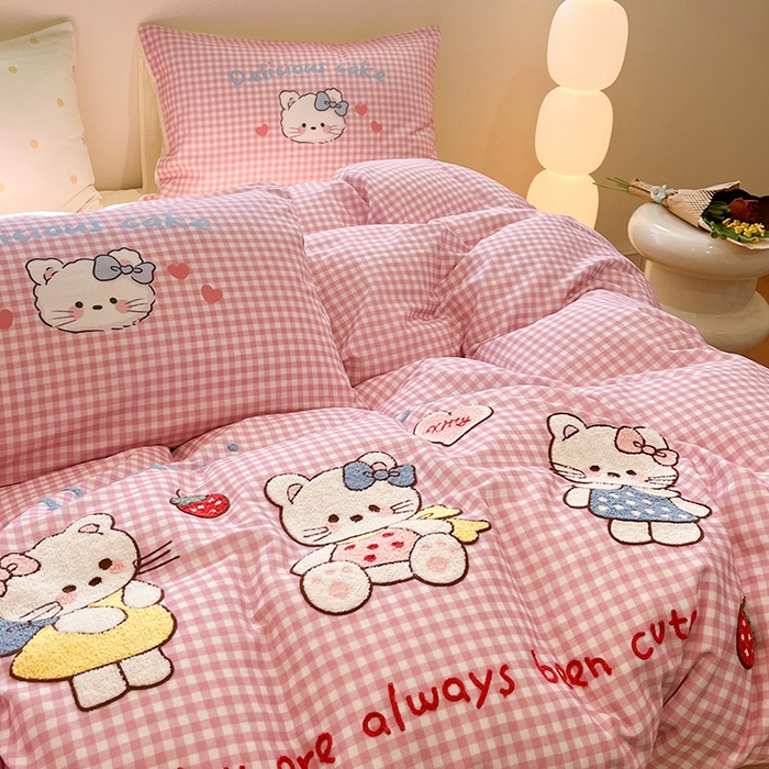 91家纺网 家纺一手货源 找家纺 蓝邻家纺 2025年新款全棉双层纱毛巾绣四件套系列 三喵织梦--粉格