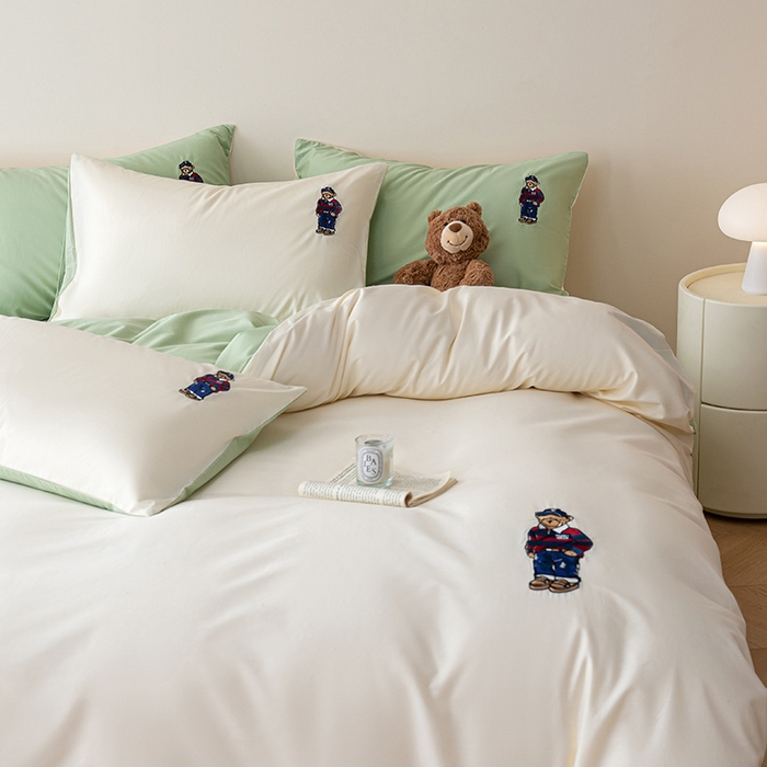 91家纺网 家纺一手货源 找家纺 澳梵家居2025新款A类裸睡级全棉刺绣四件套-英伦小熊 英伦熊-白绿