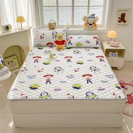 迪梦思家纺 2025新款A类正版授权卡通印花水洗棉夹棉学生床护垫 飞船巴斯