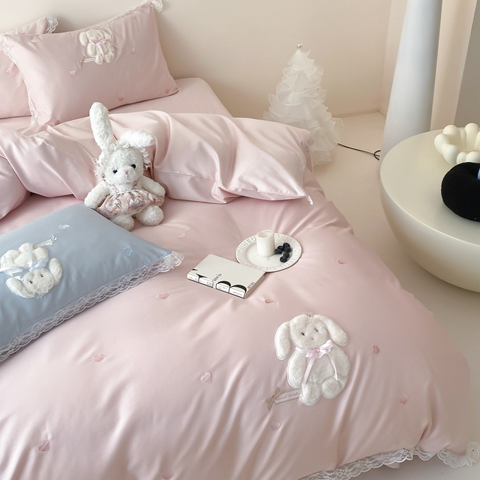 91家纺网 家纺一手货源 找家纺 MIU缪家居 2025新款100支全棉四件套-伽佰俐 卡通场景 粉色