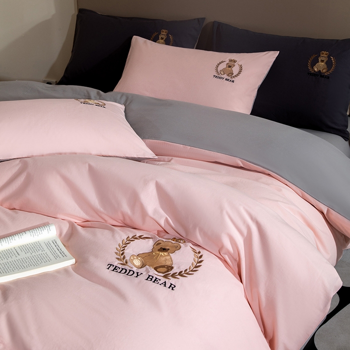 91家纺网 家纺一手货源 找家纺 澳梵家居2025新款A类全棉水洗棉刺绣四件套-泰迪小熊 泰迪熊-粉灰