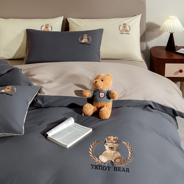 91家纺网 家纺一手货源 找家纺 澳梵家居2025新款A类全棉水洗棉刺绣四件套-泰迪小熊 泰迪熊-墨灰