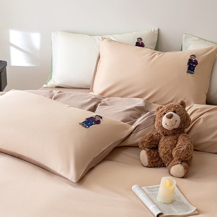 91家纺网 家纺一手货源 找家纺 澳梵家居2025新款A类裸睡级全棉刺绣四件套-英伦小熊 英伦熊-焦糖色