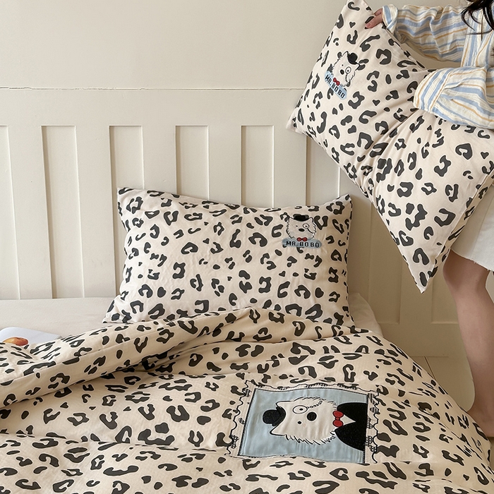 91家纺网 家纺一手货源 找家纺 圆岛家纺 2025新款全棉双层纱贴布绣四件套 爵士小狗