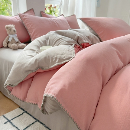 91家纺网 家纺一手货源 找家纺 莱登卡奴 2025新款A类全棉双层纱纯色贝壳绣系列四件套 双层纱豆沙拼浅灰