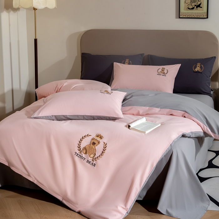 91家纺网 家纺一手货源 找家纺 澳梵家居2025新款A类全棉水洗棉刺绣四件套-泰迪小熊 泰迪熊-粉灰