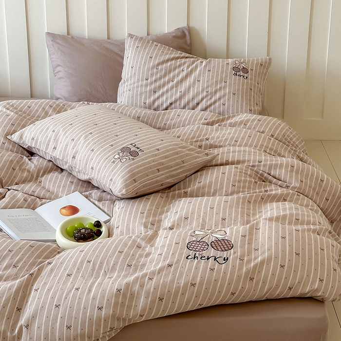 91家纺网 家纺一手货源 找家纺 圆岛家纺 2025新款全棉双层纱贴布绣四件套 樱桃慕斯