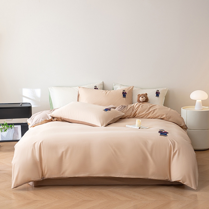 91家纺网 家纺一手货源 找家纺 澳梵家居2025新款A类裸睡级全棉刺绣四件套-英伦小熊 英伦熊-焦糖色