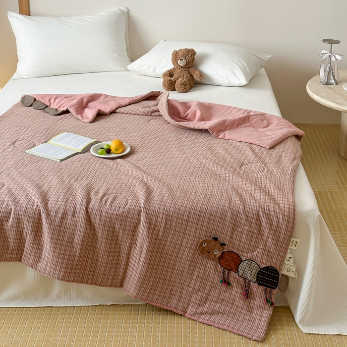 91家纺网 家纺一手货源 找家纺 月夏 2025新款全棉双层纱纱布夏被夏凉被空调被 毛毛虫-粉【填充新疆棉花】