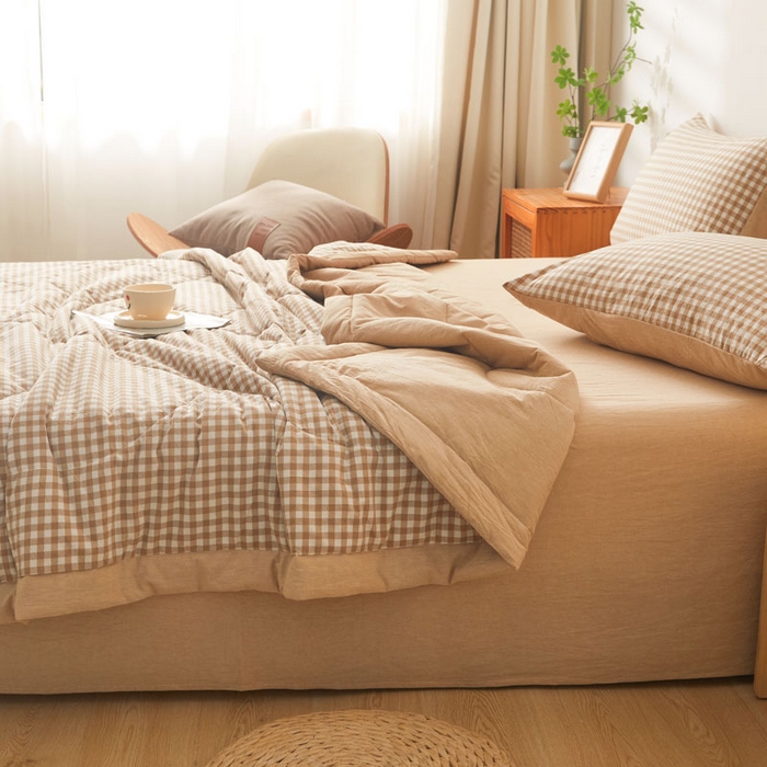 91家纺网 家纺一手货源 找家纺 熙宴 2025新款无印风新疆棉花夏被四件套 咖小格