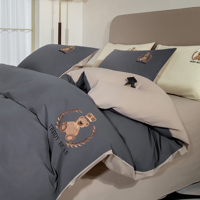 91家纺网 家纺一手货源 找家纺 澳梵家居2025新款A类全棉水洗棉刺绣四件套-泰迪小熊 泰迪熊-墨灰