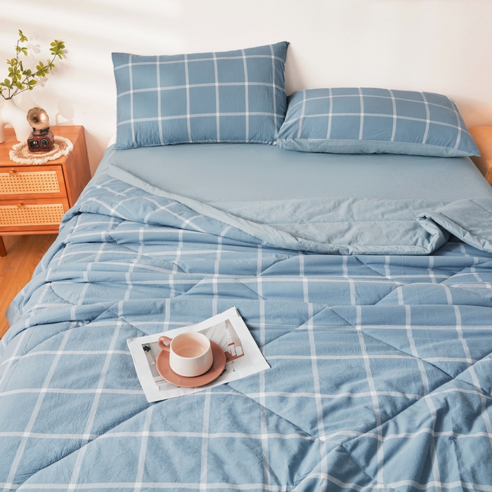 91家纺网 家纺一手货源 找家纺 熙宴 2025新款无印风新疆棉花夏被四件套 海蓝中格