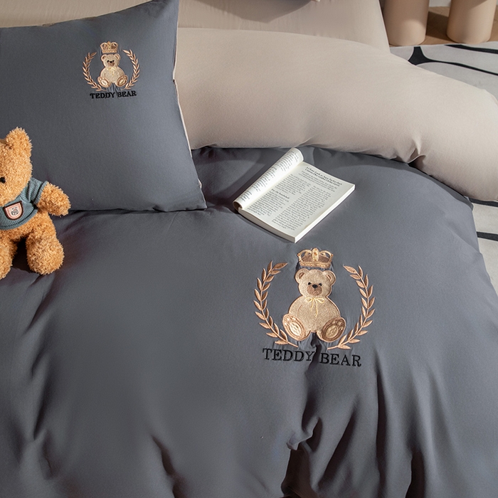 91家纺网 家纺一手货源 找家纺 澳梵家居2025新款A类全棉水洗棉刺绣四件套-泰迪小熊 泰迪熊-墨灰