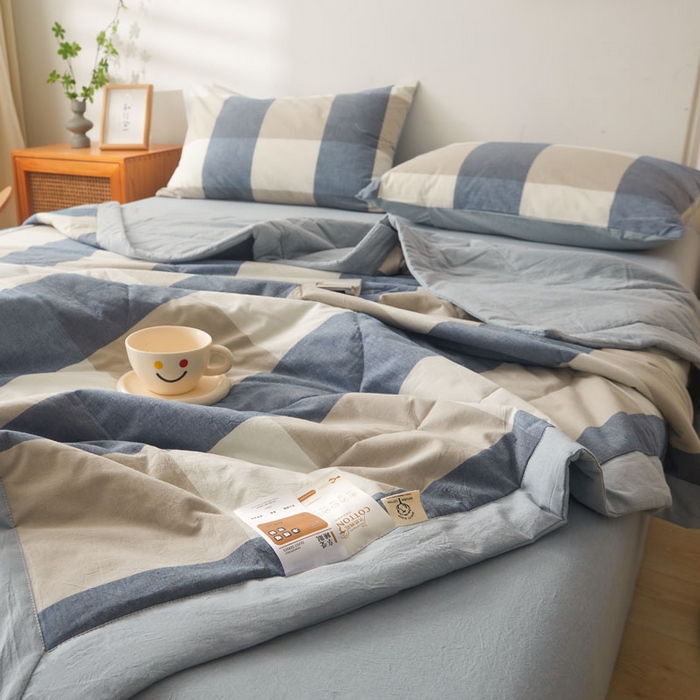 91家纺网 家纺一手货源 找家纺 熙宴 2025新款无印风新疆棉花夏被四件套 蓝大格