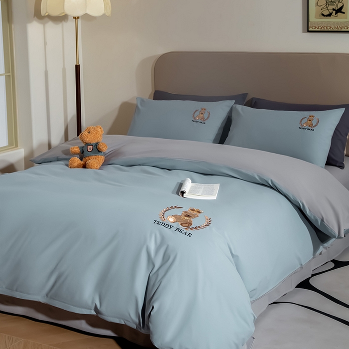 91家纺网 家纺一手货源 找家纺 澳梵家居2025新款A类全棉水洗棉刺绣四件套-泰迪小熊 泰迪熊-雾蓝