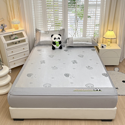 91家纺网 家纺一手货源 找家纺 席佬大 2025 新款肌理纹800D卡通草莓熊猫菱形熊猫刺绣床席床笠凉席 草莓熊猫-灰色床笠款