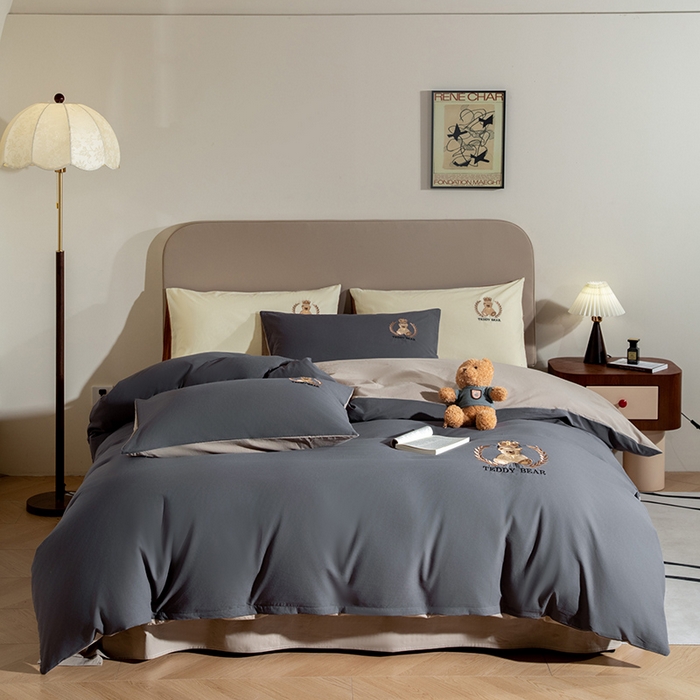 91家纺网 家纺一手货源 找家纺 澳梵家居2025新款A类全棉水洗棉刺绣四件套-泰迪小熊 泰迪熊-墨灰