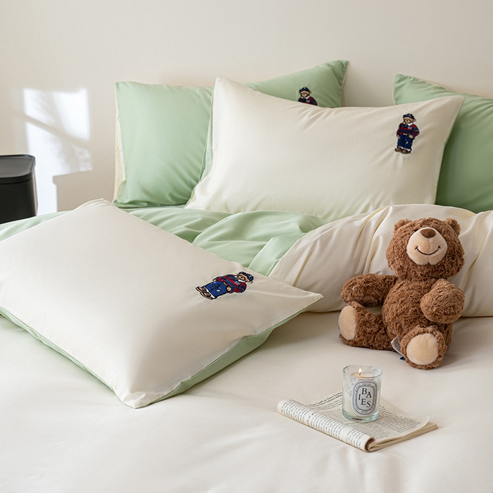 91家纺网 家纺一手货源 找家纺 澳梵家居2025新款A类裸睡级全棉刺绣四件套-英伦小熊 英伦熊-白绿