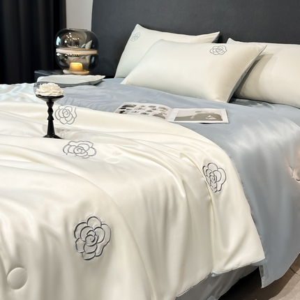 91家纺网 家纺一手货源 找家纺 宇航家纺  2025新款水洗真丝天丝绣花夏被四件套夏凉被空调被 单夏被 山茶花白拼浅灰