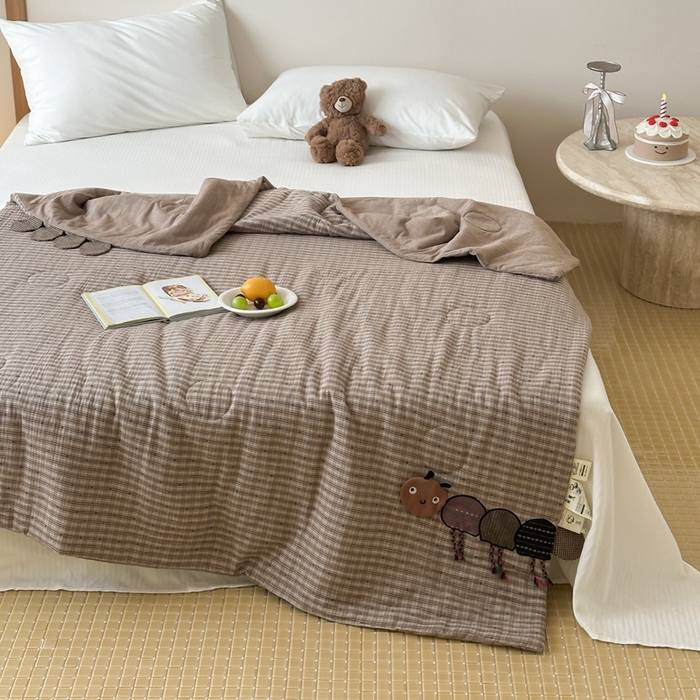 91家纺网 家纺一手货源 找家纺 月夏 2025新款全棉双层纱纱布夏被夏凉被空调被 毛毛虫-咖【填充新疆棉花】