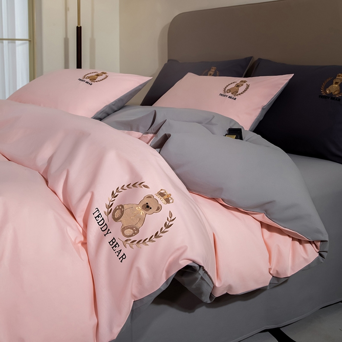 91家纺网 家纺一手货源 找家纺 澳梵家居2025新款A类全棉水洗棉刺绣四件套-泰迪小熊 泰迪熊-粉灰