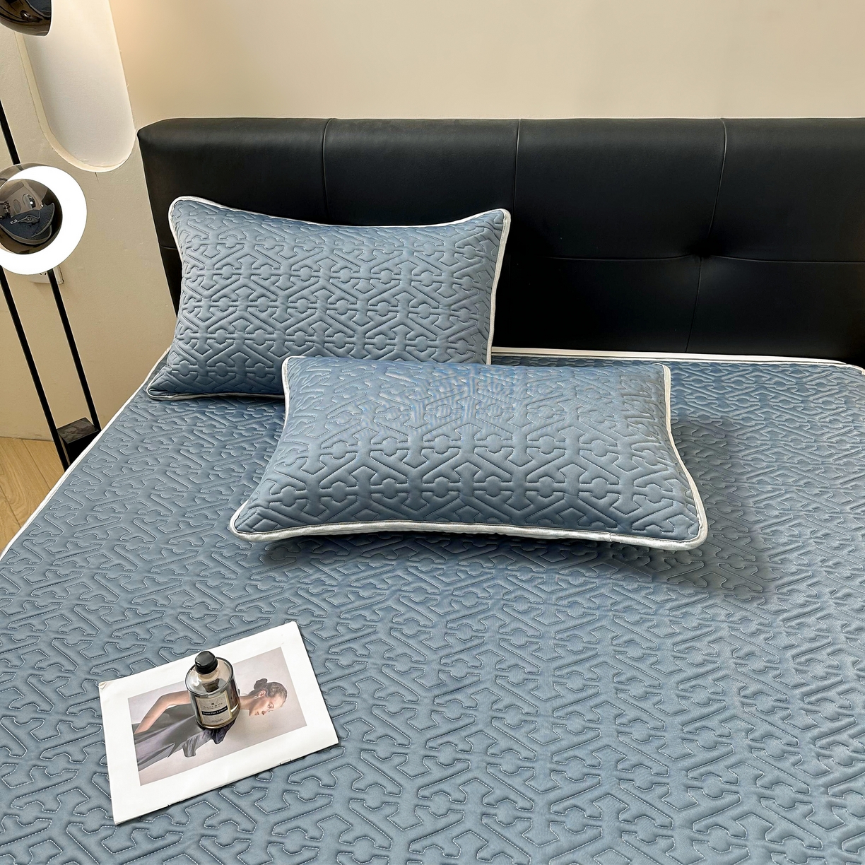 91家纺网 家纺一手货源 找家纺 席佬大  2025新款A类简约凉感丝乳胶席子凉席 宾利蓝(床席款）