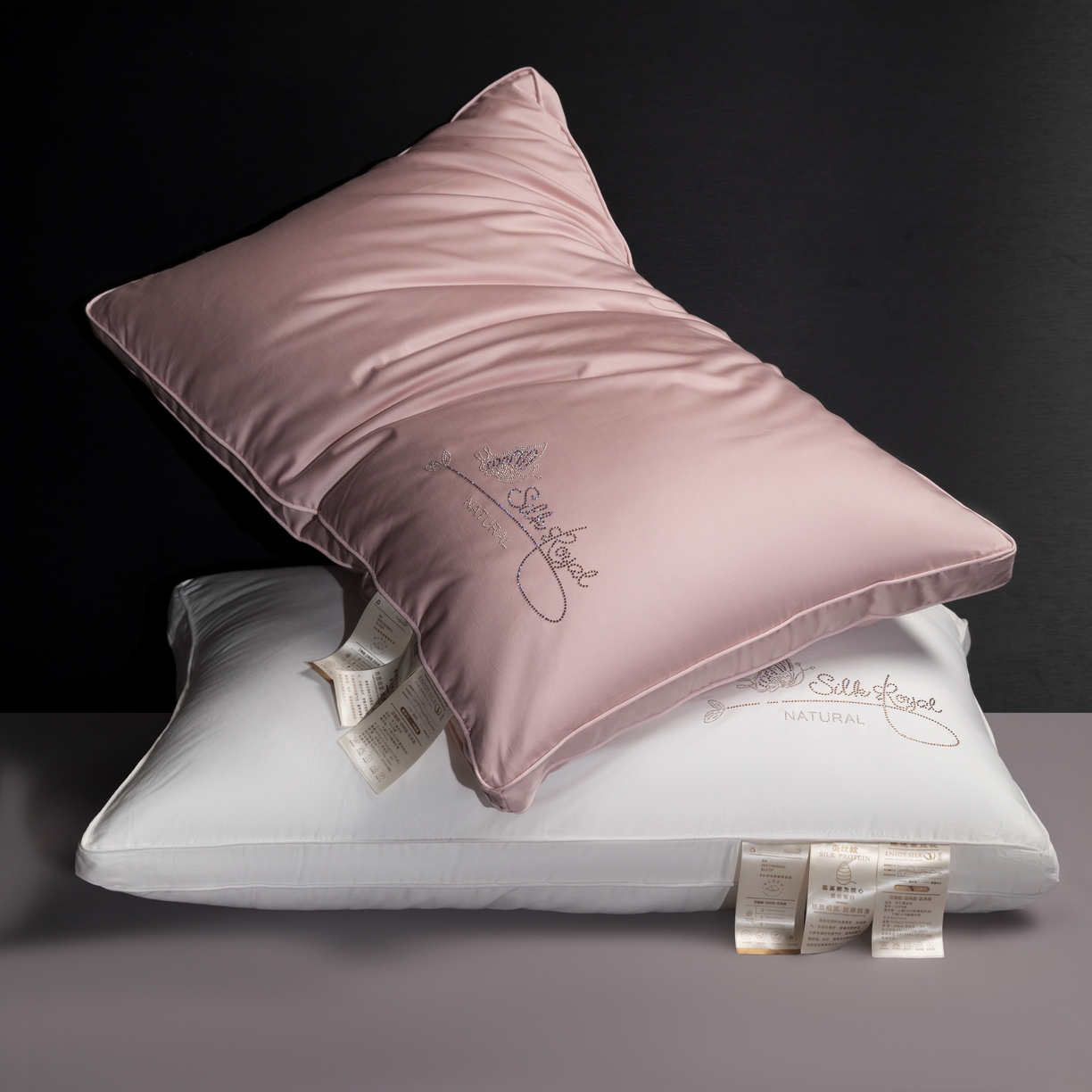 91家纺网 家纺一手货源 找家纺 露函家居 2025新款50双股100s蚕丝枕芯 粉玉色立体双边款低枕 48*74cm