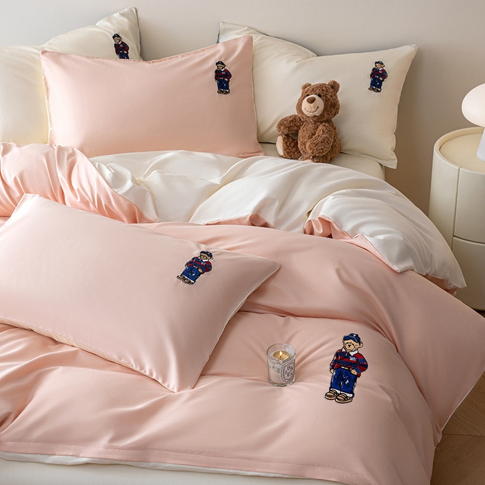 91家纺网 家纺一手货源 找家纺 澳梵家居2025新款A类裸睡级全棉刺绣四件套-英伦小熊 英伦熊-草莓奶昔