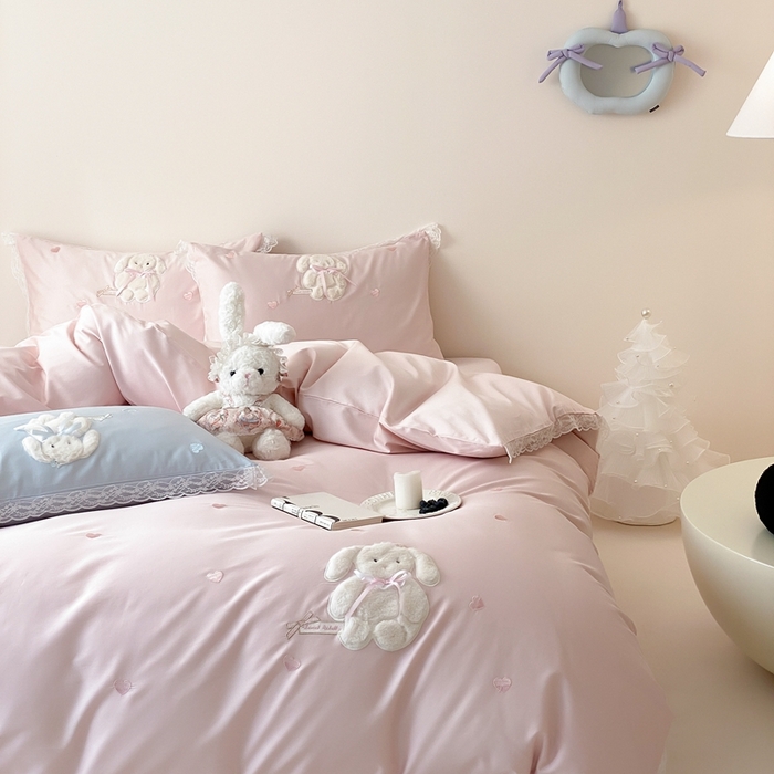 91家纺网 家纺一手货源 找家纺 MIU缪家居 2025新款100支全棉四件套-伽佰俐 卡通场景 粉色