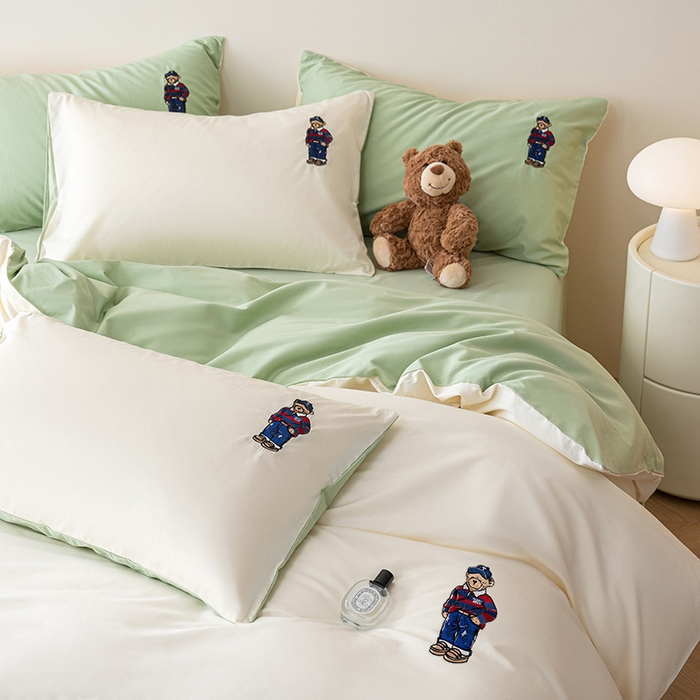 91家纺网 家纺一手货源 找家纺 澳梵家居2025新款A类裸睡级全棉刺绣四件套-英伦小熊 英伦熊-白绿